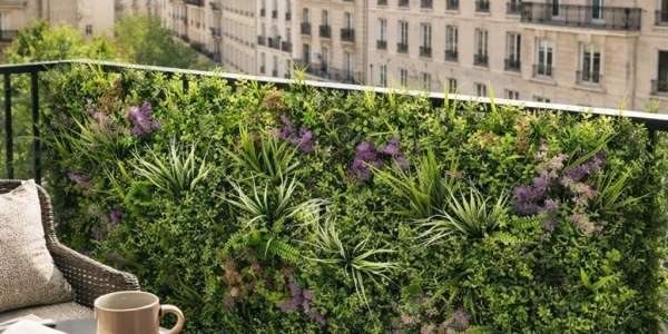 Feuillage artificiel Brise Vue : comment créer une intimité sans perdre la lumière sur un petit espace extérieur